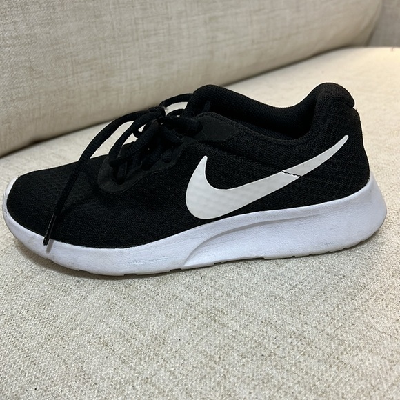 Women’s Black & White Nike - Picture 4 of 9